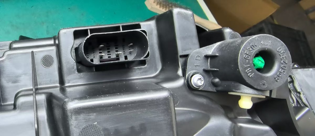 Headlight Left Hand (OE 31677044) — VOLVO replacement part