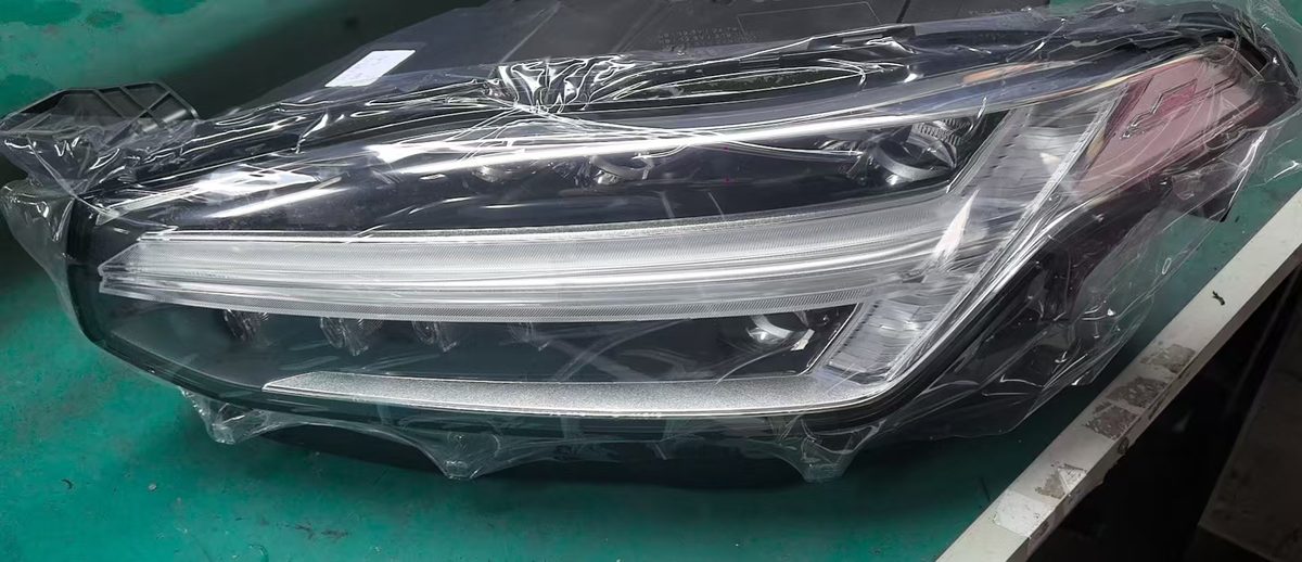 Headlight Left Hand (OE 32228303) — VOLVO replacement part