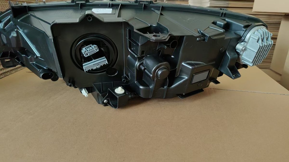 Headlight Right Hand (OE 32337389) — VOLVO replacement part